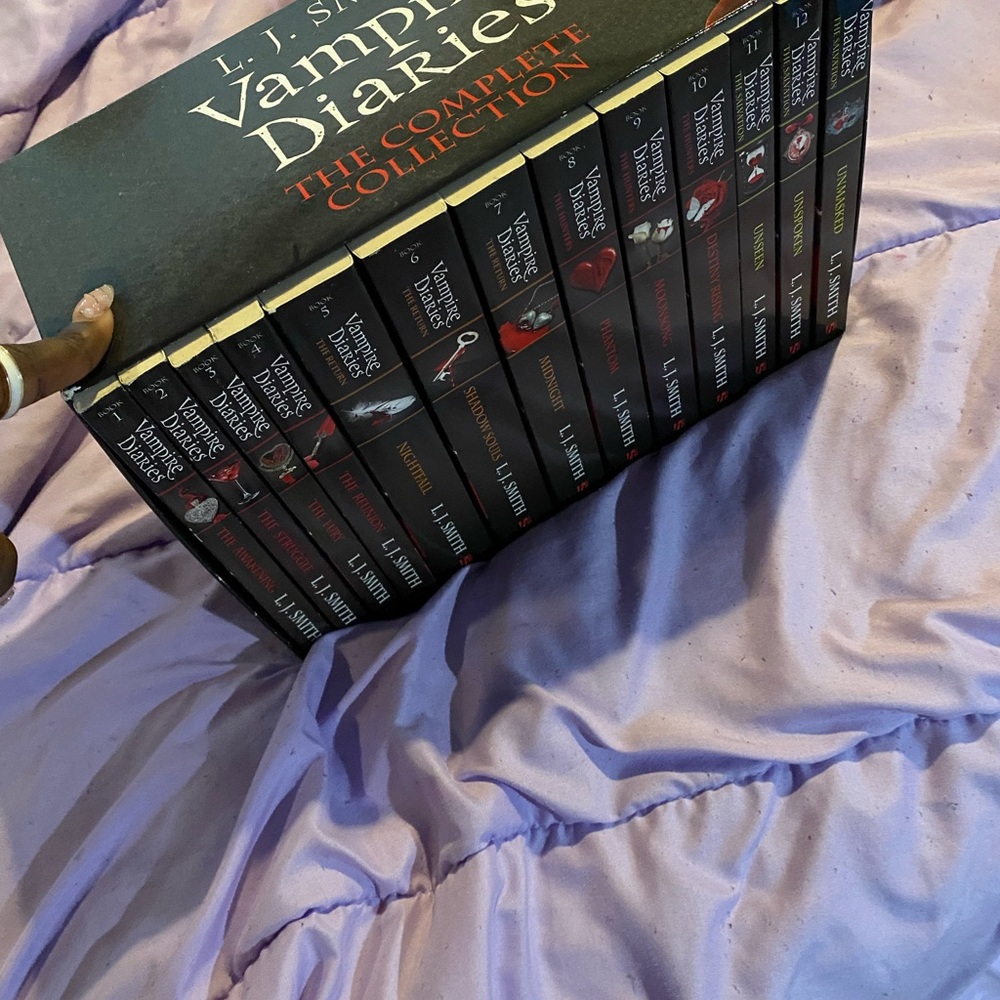 The Vampire Diaries: The Complete Collection Box Set - Black & Red